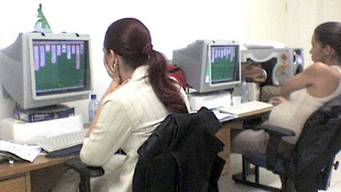 funcionario-publico-jogando-paciencia