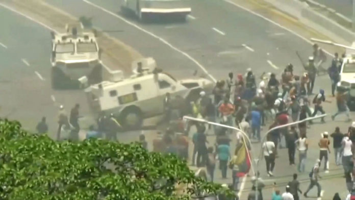 blindado-ataca-manifestantes-venezuela