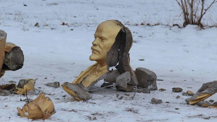 Estátua-Lenin-Caída